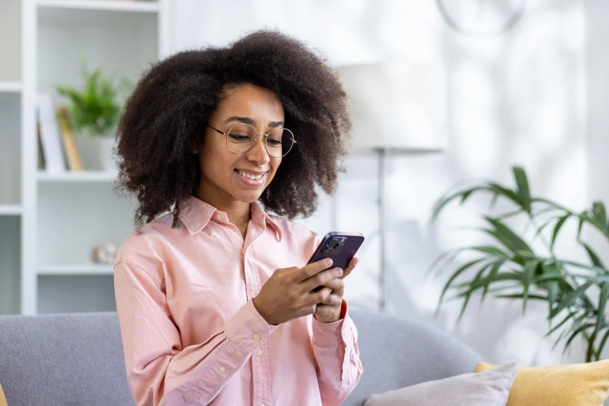 Técnico trabalhando com equipamentos de climatização